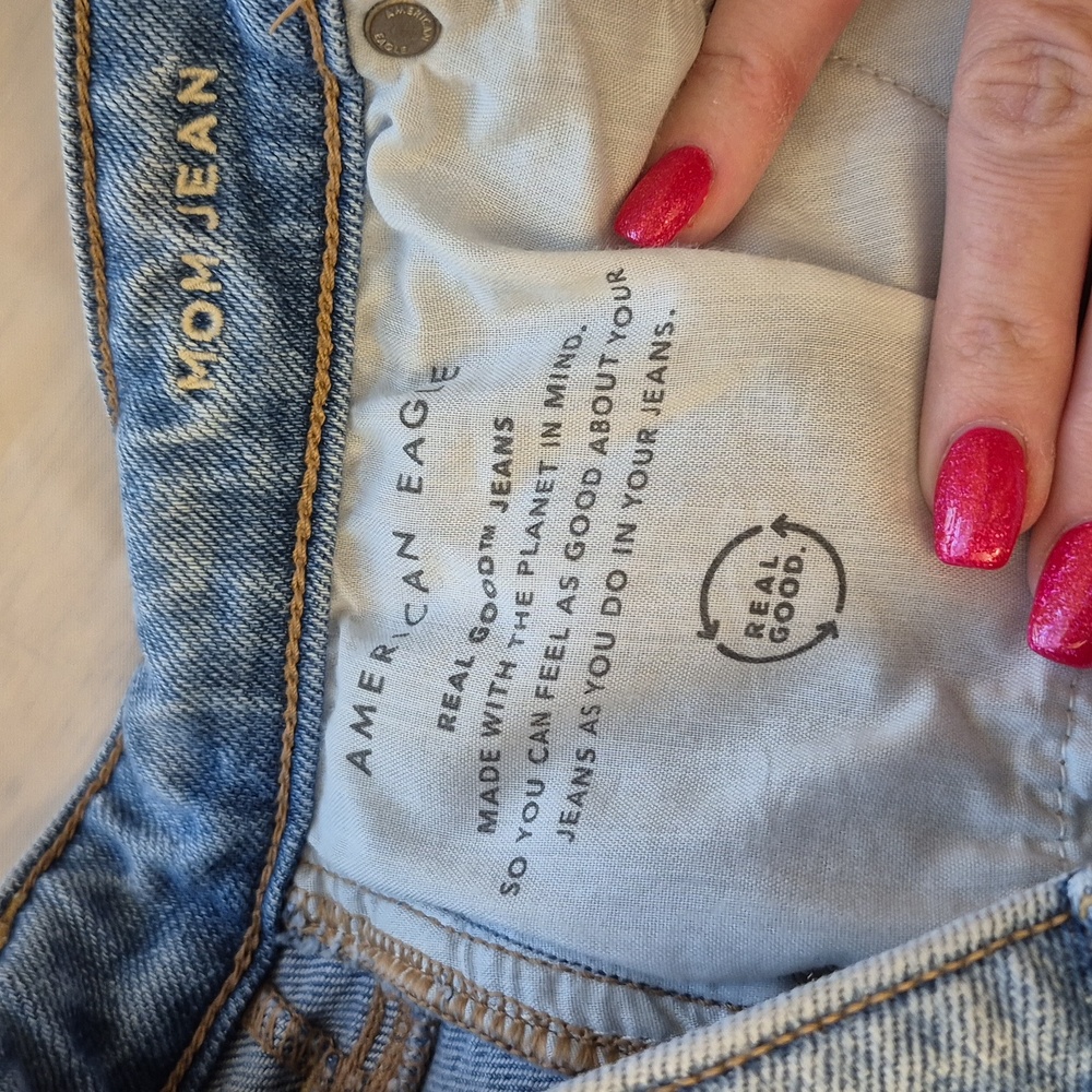 12S American Eagle Outfitters Ripped Light Blue Mom Jeans Sz 12 Short Distressed - Picture 5 of 5